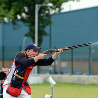 クレー射撃する欧米人男性